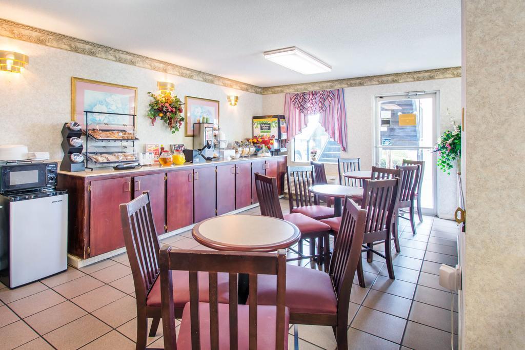 Econo Lodge Troy Esterno foto