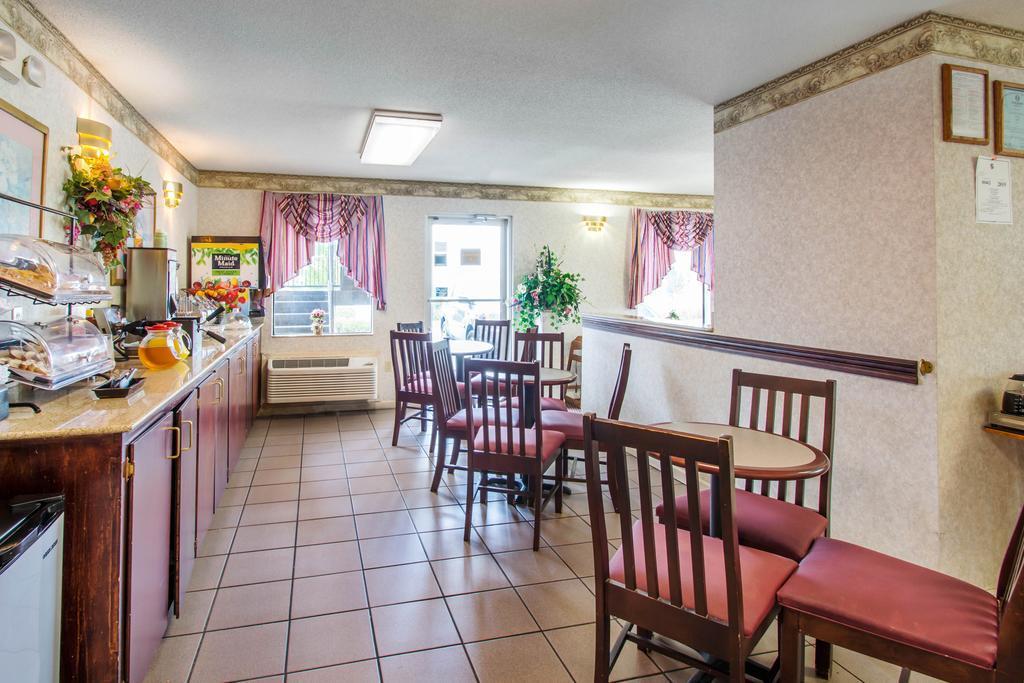 Econo Lodge Troy Esterno foto